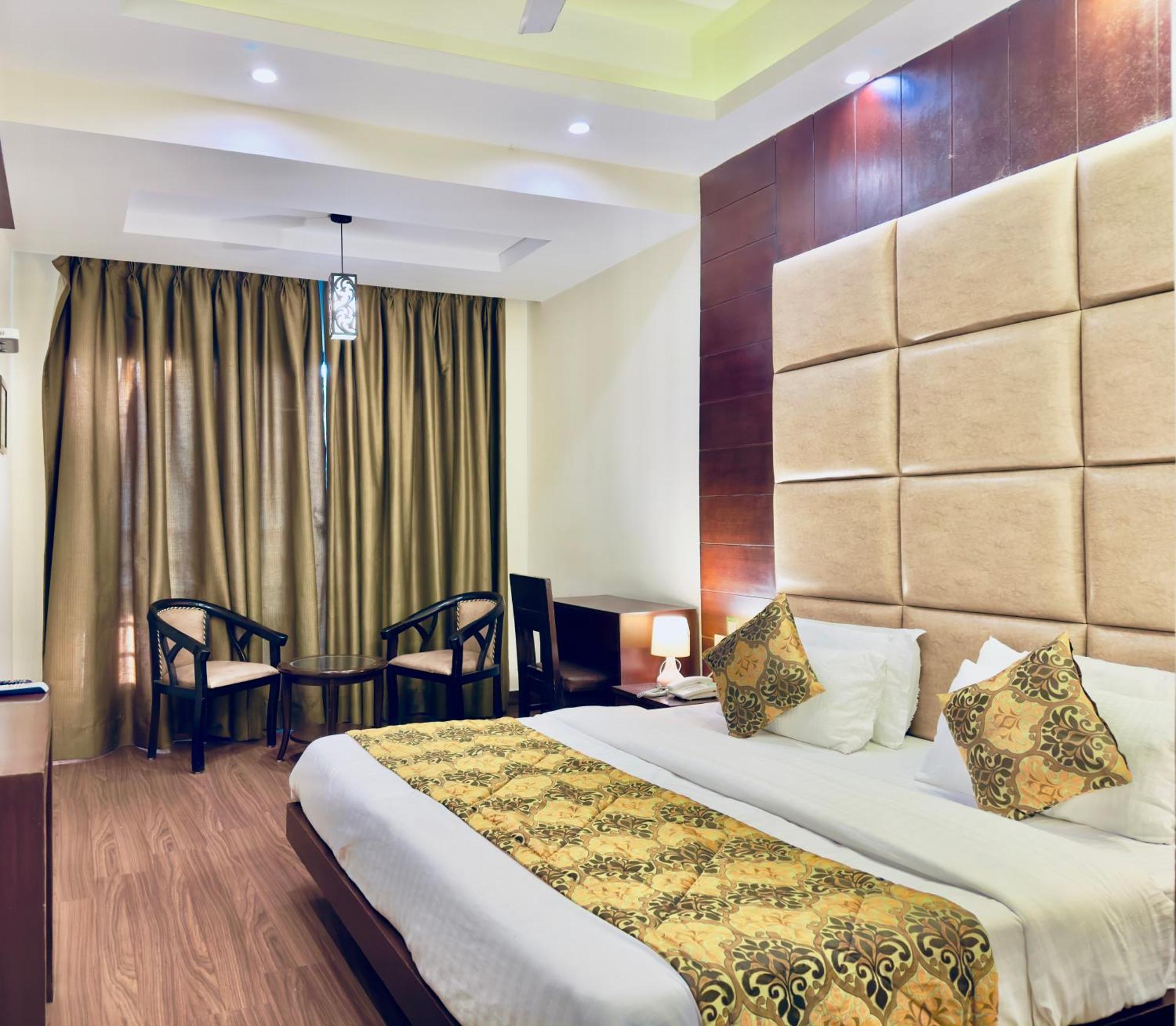 White Crest - 300 Mtr From Golden Temple ! Prime Location ! Parking ! Hygenic ! 4* Amritsar