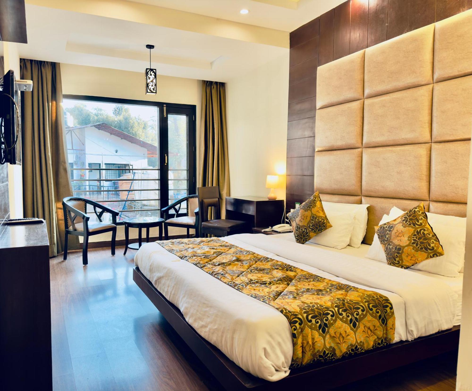 Hotel White Crest - 300 Mtr From Golden Temple ! Prime Location ! Parking ! Hygenic ! Amritsar