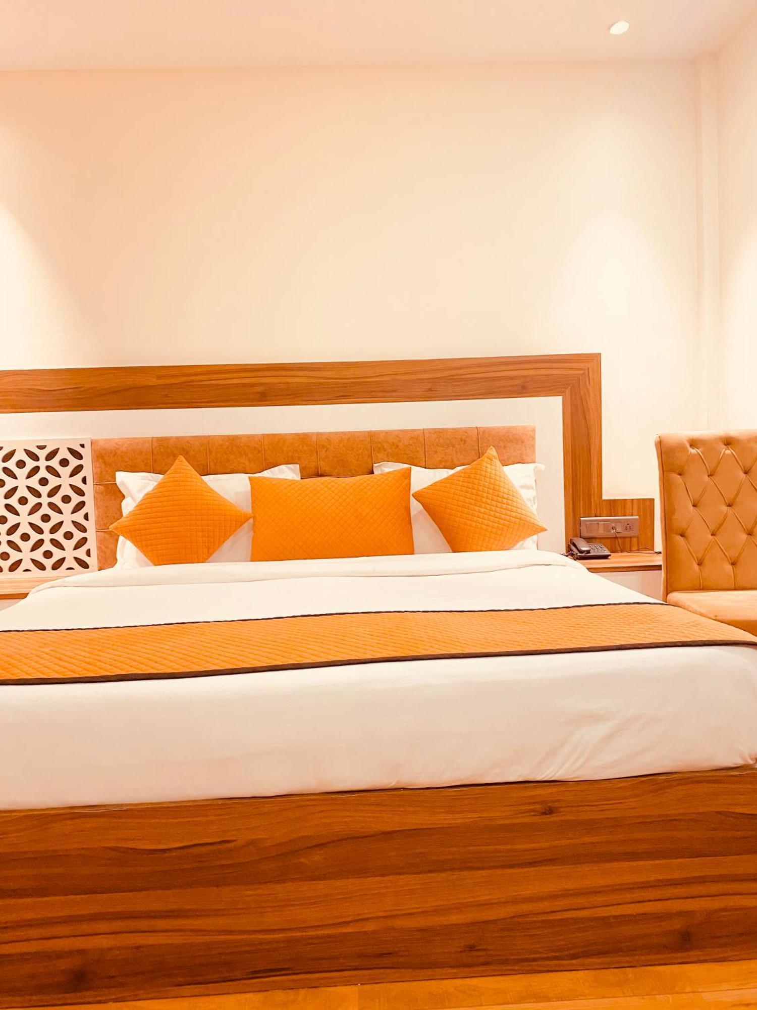 Hotel White Crest - 300 Mtr From Golden Temple ! Prime Location ! Parking ! Hygenic ! Amritsar