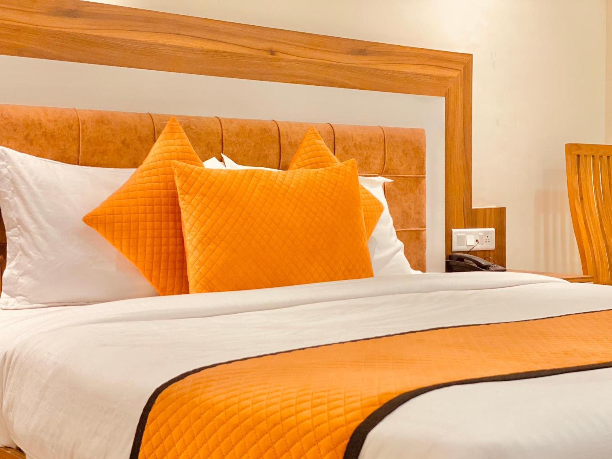 White Crest - 300 Mtr From Golden Temple ! Prime Location ! Parking ! Hygenic ! 4* Amritsar