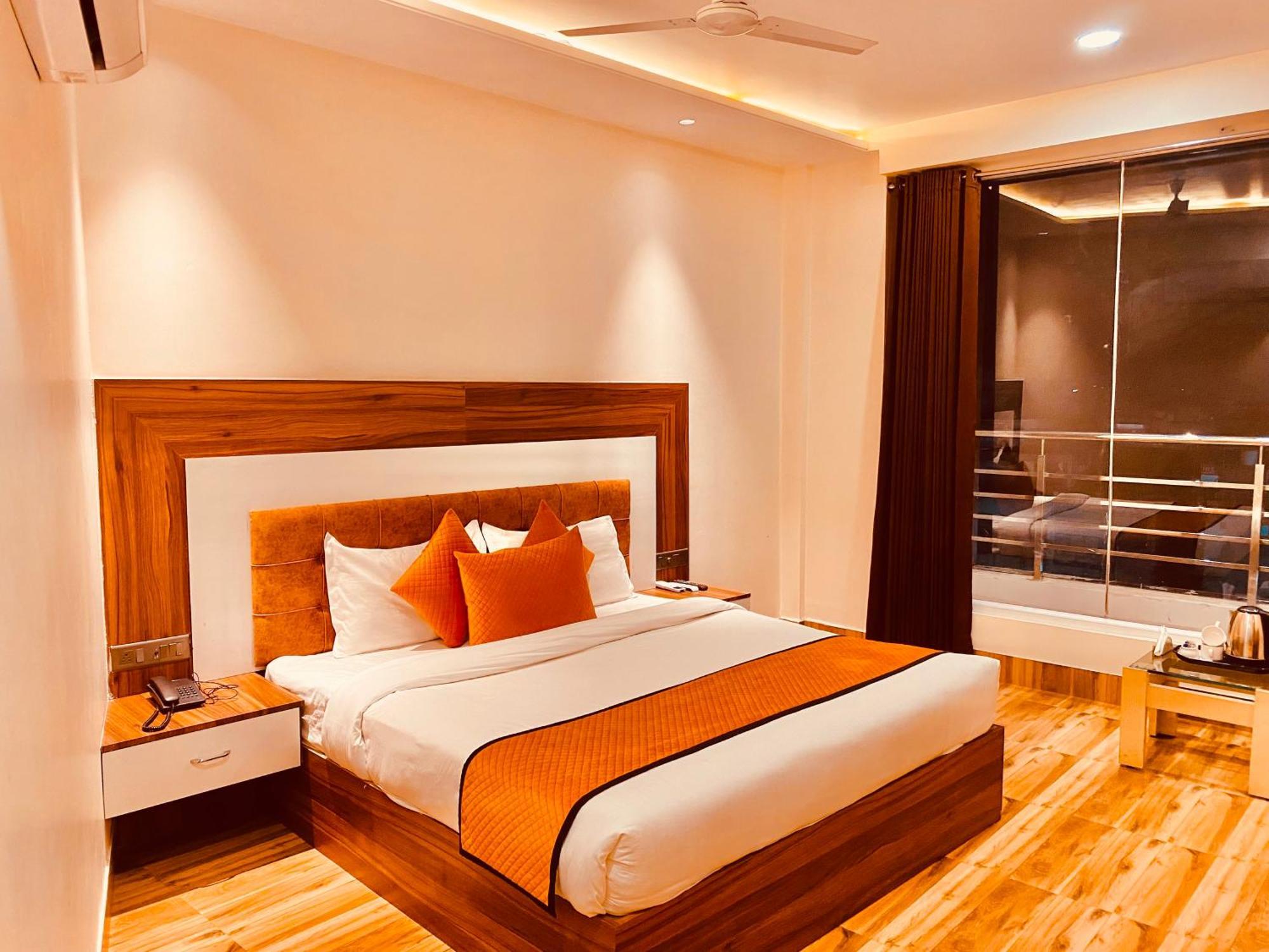 White Crest - 300 Mtr From Golden Temple ! Prime Location ! Parking ! Hygenic ! Hotel