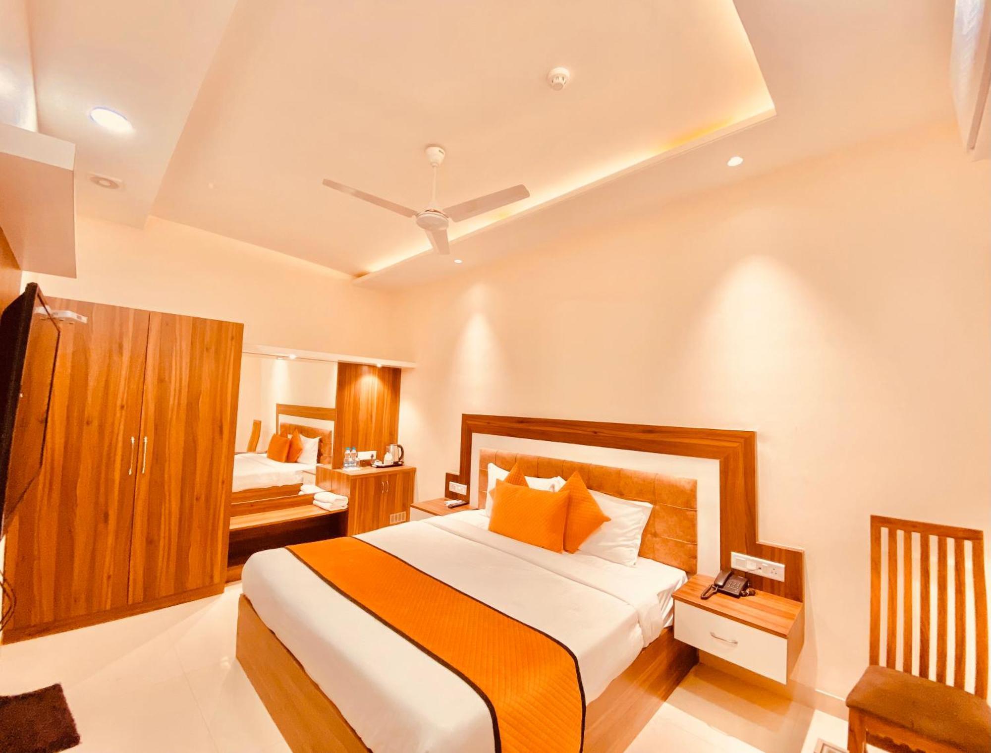 Hotel White Crest - 300 Mtr From Golden Temple ! Prime Location ! Parking ! Hygenic !