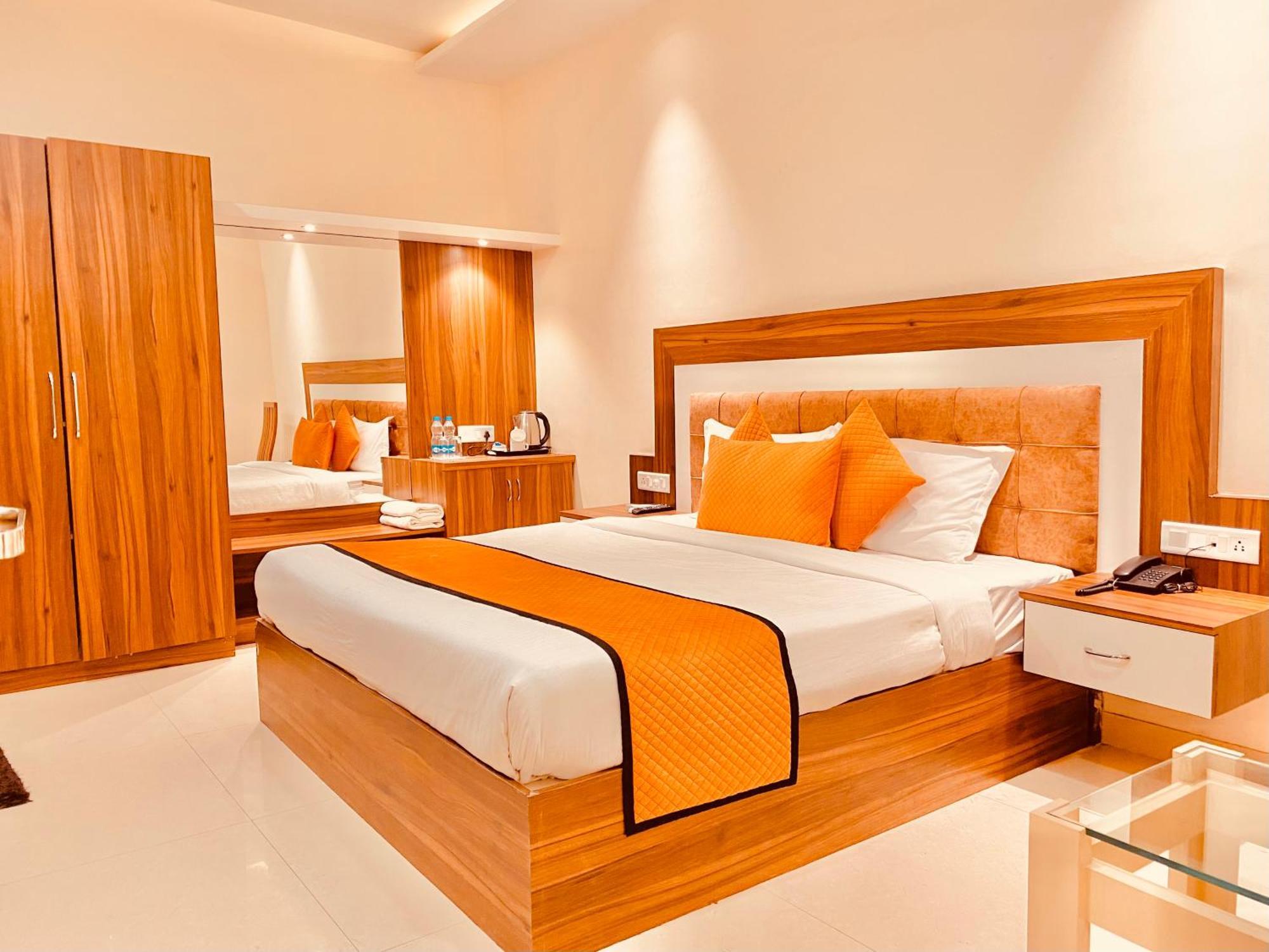 White Crest - 300 Mtr From Golden Temple ! Prime Location ! Parking ! Hygenic ! Hotel 4*