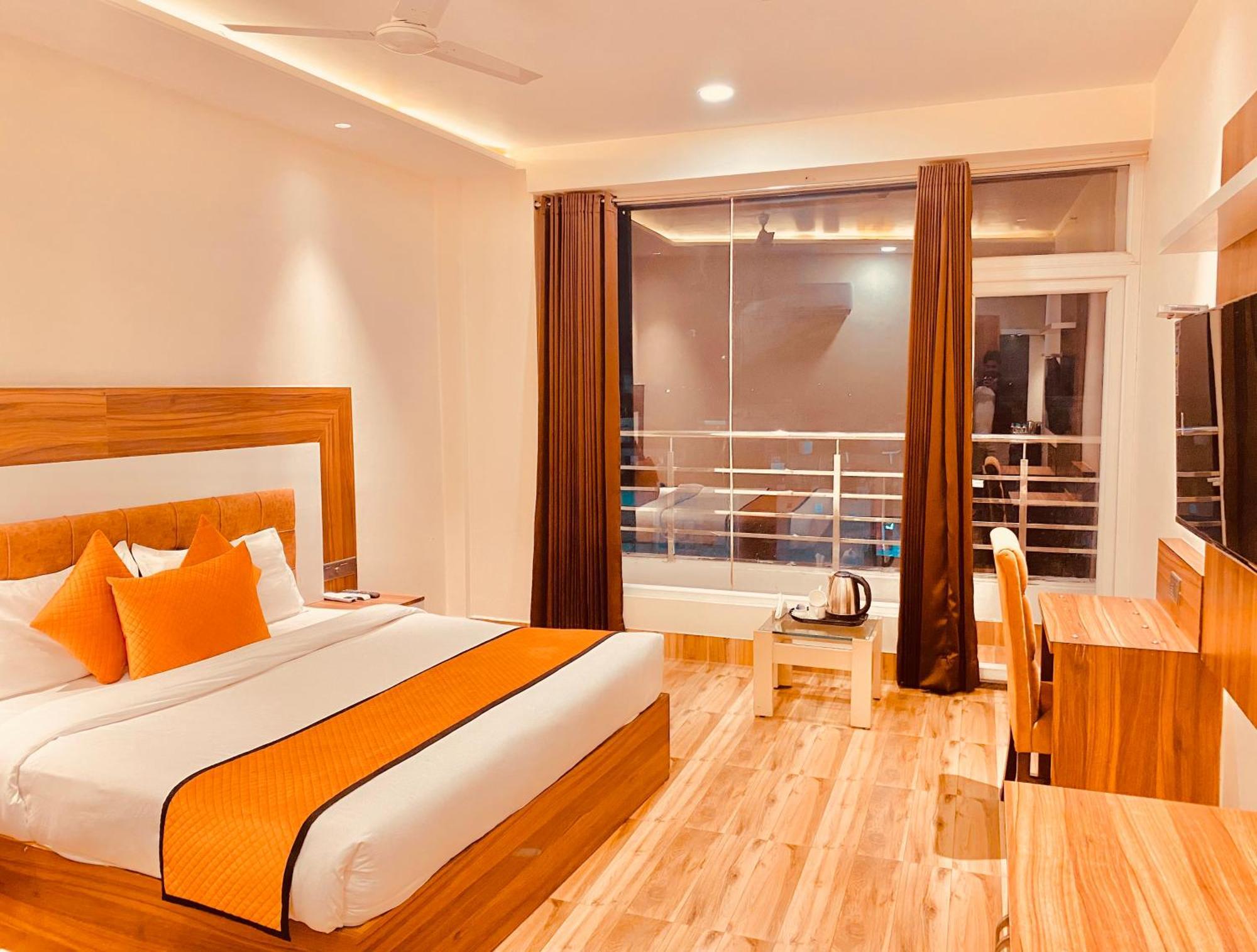 White Crest - 300 Mtr From Golden Temple ! Prime Location ! Parking ! Hygenic ! Hotel Amritsar