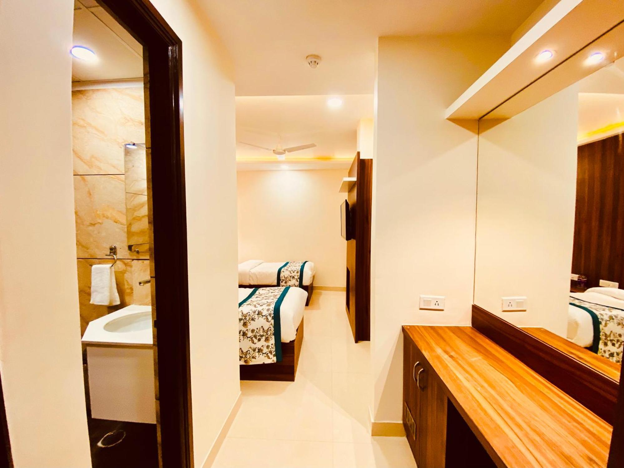 Hotel White Crest - 300 Mtr From Golden Temple ! Prime Location ! Parking ! Hygenic ! Amritsar