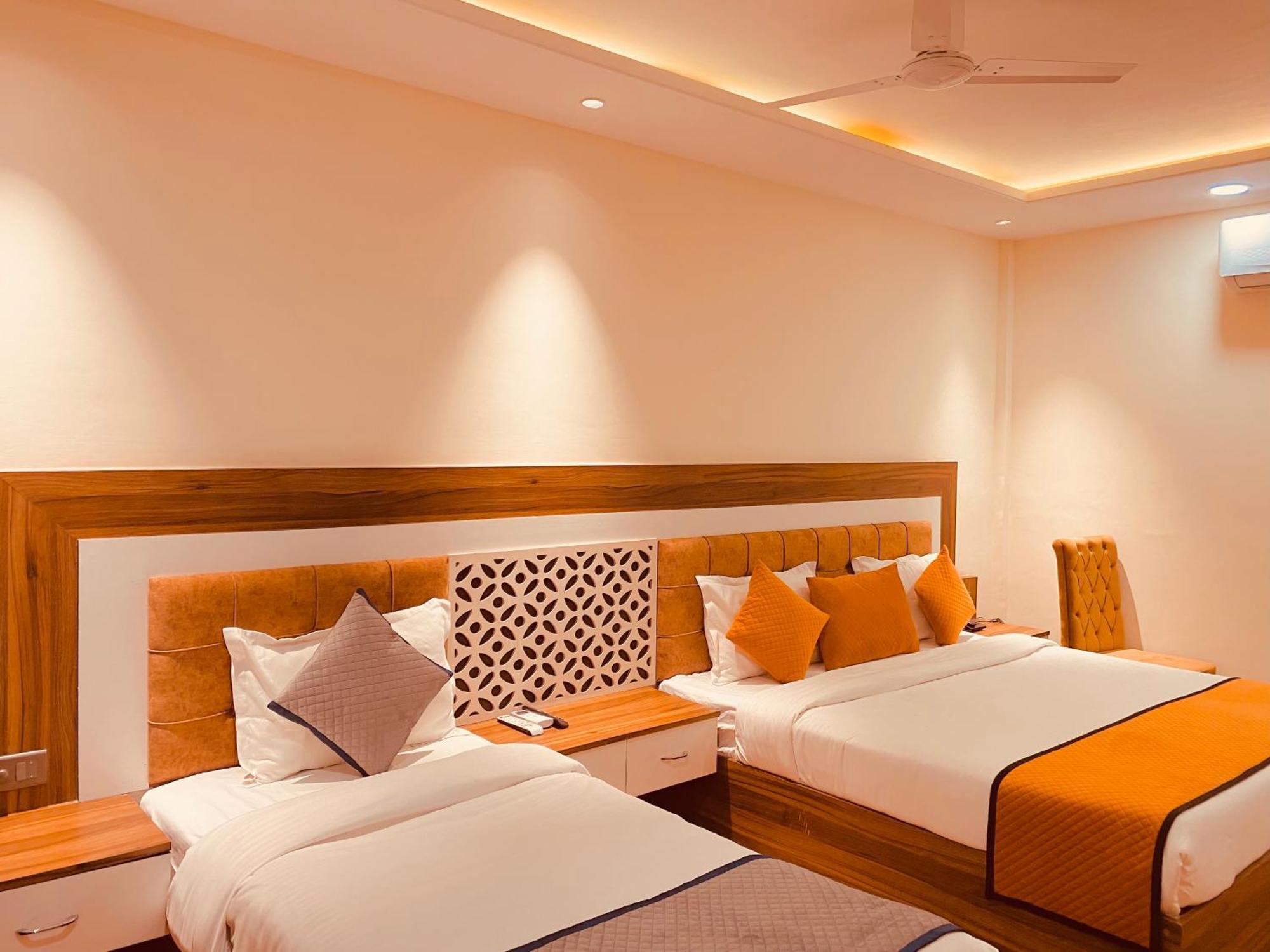 White Crest - 300 Mtr From Golden Temple ! Prime Location ! Parking ! Hygenic ! Hotel