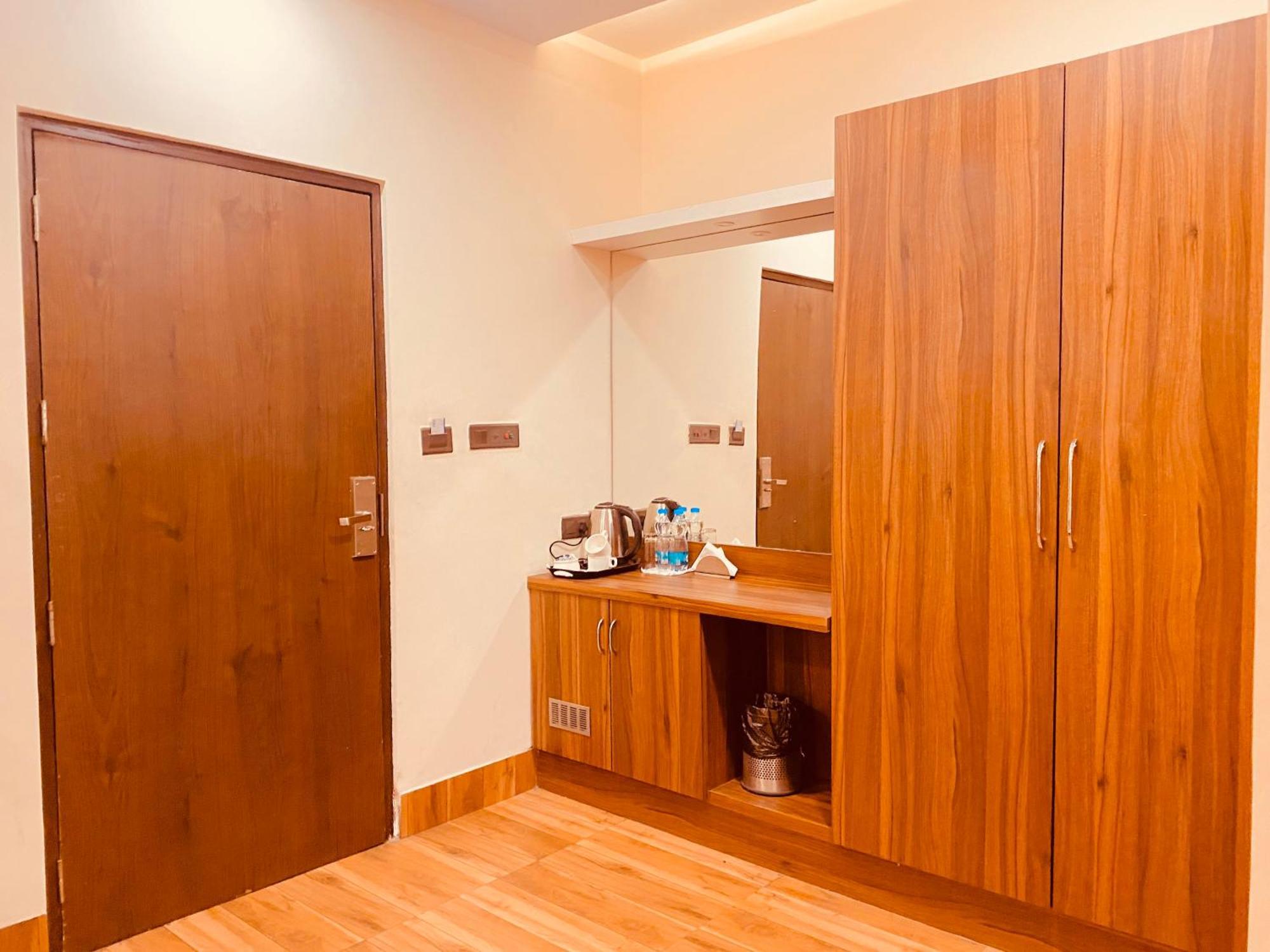 Hotel White Crest - 300 Mtr From Golden Temple ! Prime Location ! Parking ! Hygenic !