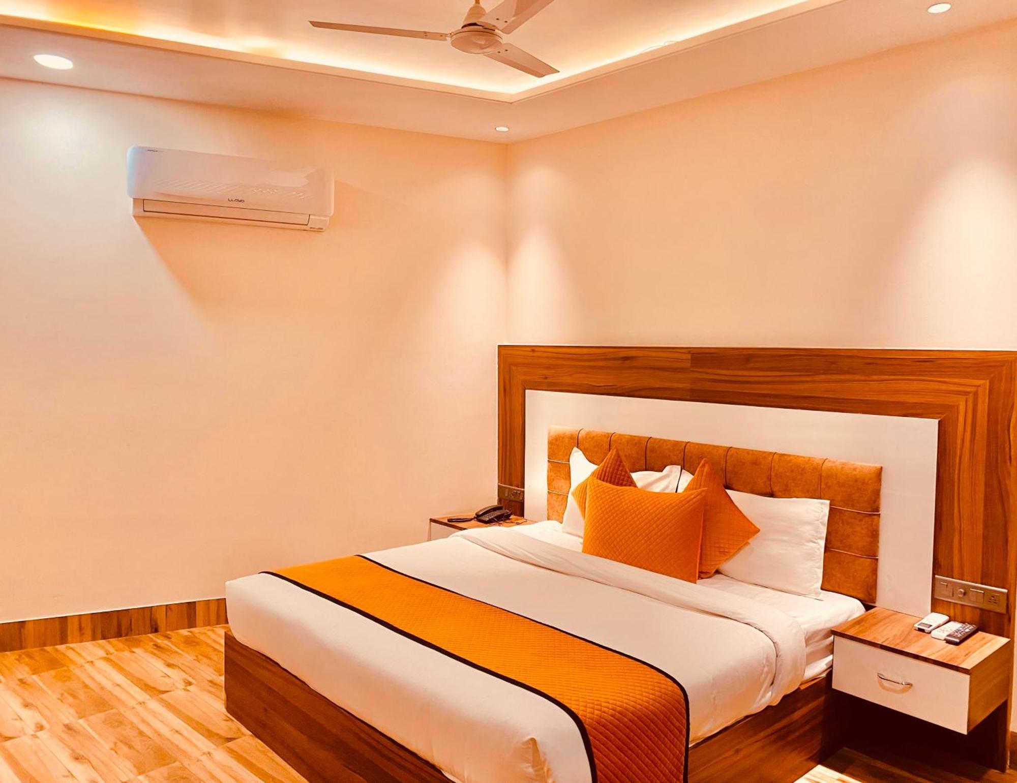 White Crest - 300 Mtr From Golden Temple ! Prime Location ! Parking ! Hygenic ! Hotel 4*