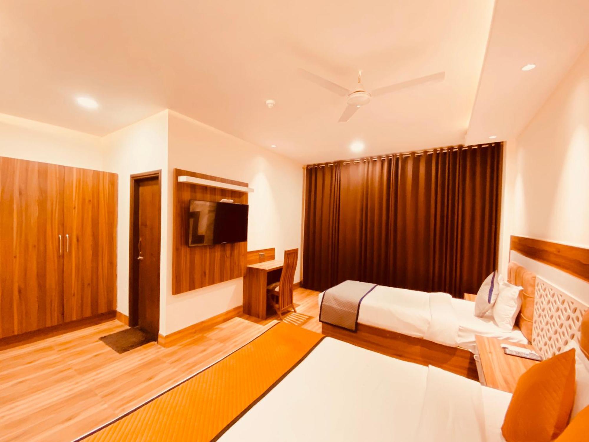 Hotel White Crest - 300 Mtr From Golden Temple ! Prime Location ! Parking ! Hygenic !