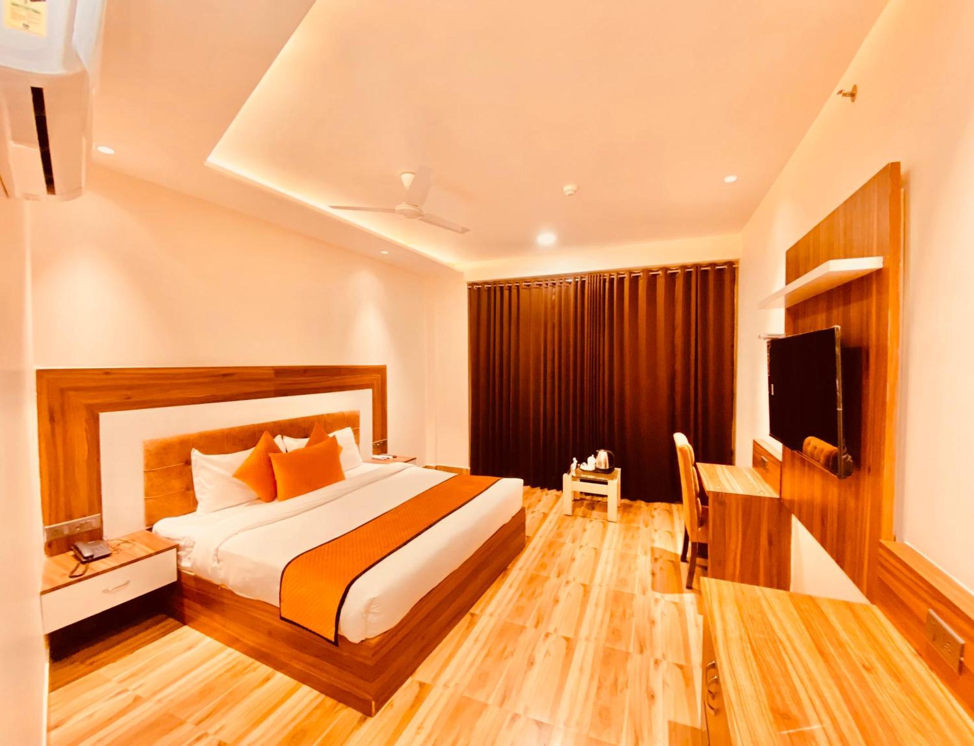 White Crest - 300 Mtr From Golden Temple ! Prime Location ! Parking ! Hygenic ! 4*