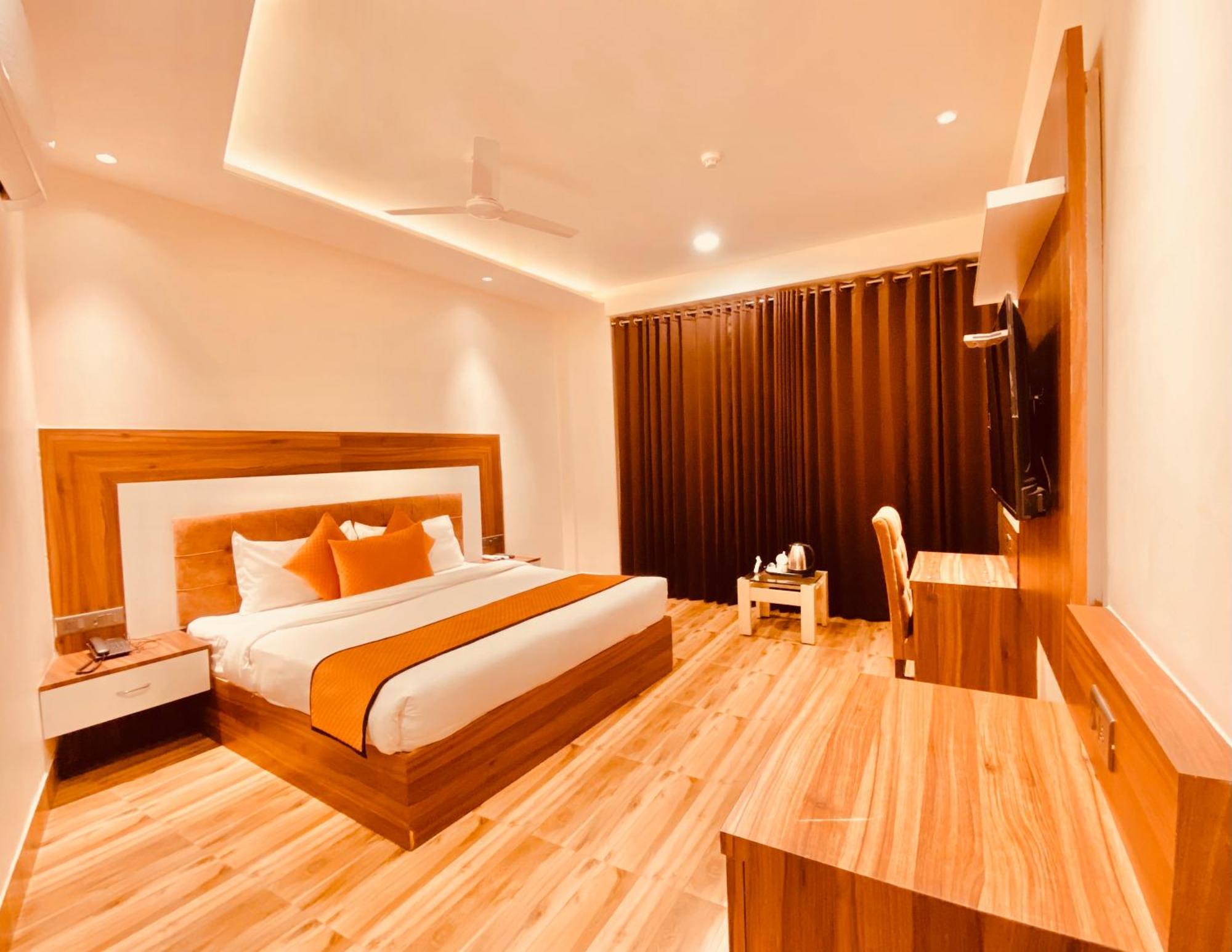 Hotel White Crest - 300 Mtr From Golden Temple ! Prime Location ! Parking ! Hygenic !